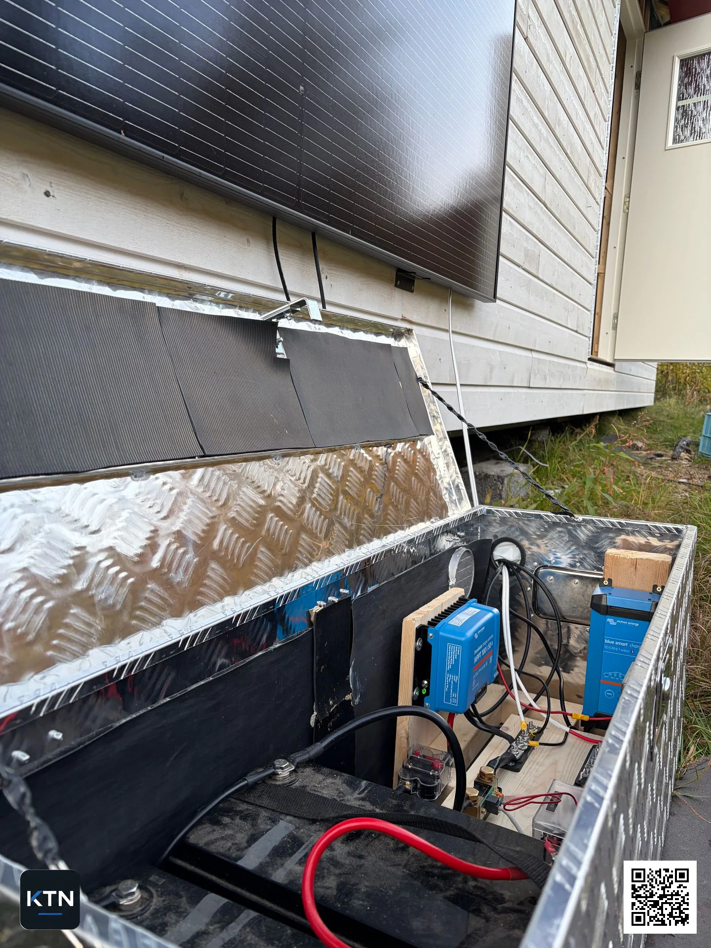 Panneau solaire, batterie et régulateur MPPT dans un système 12 V complet