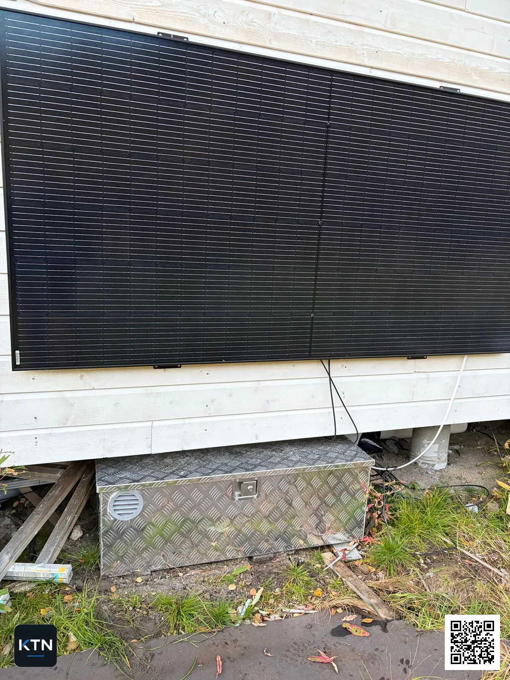 Das an der Hütte montierte 450-W-Solarpanel