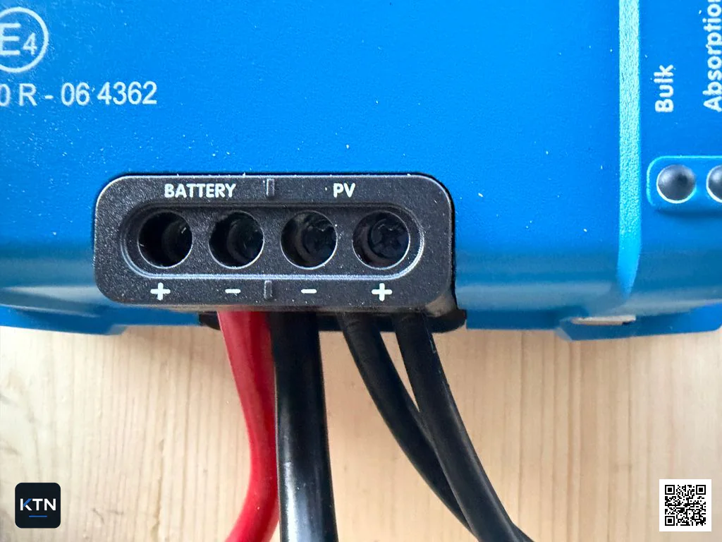 PV-Eingang vom Solarpanel und Anschluss zur Batterie am MPPT-Laderegler