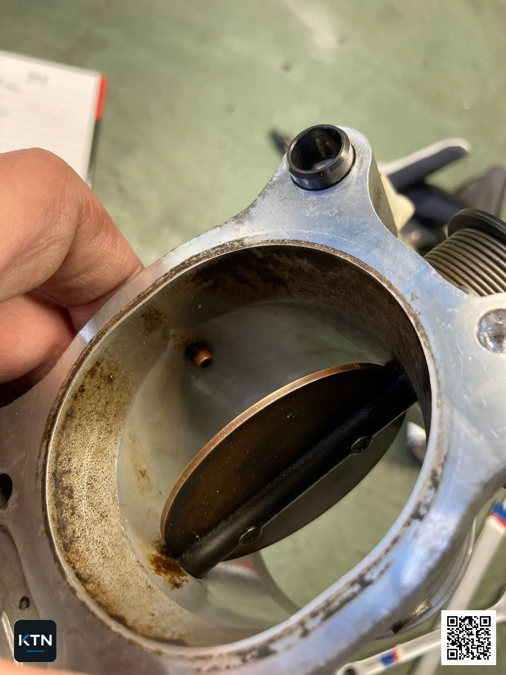 Ausgebautes Drosselklappengehäuse bei der Prüfung der Drosselklappe auf einen mechanischen Fehler