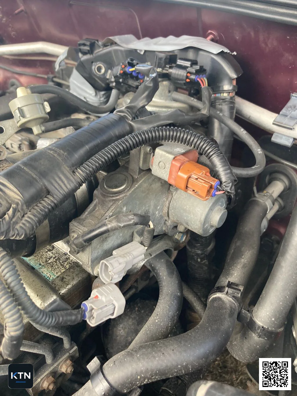 Drosselklappen-Stellmotor und zugehörige Stecker hinter dem Motor eines Toyota Land Cruiser 120