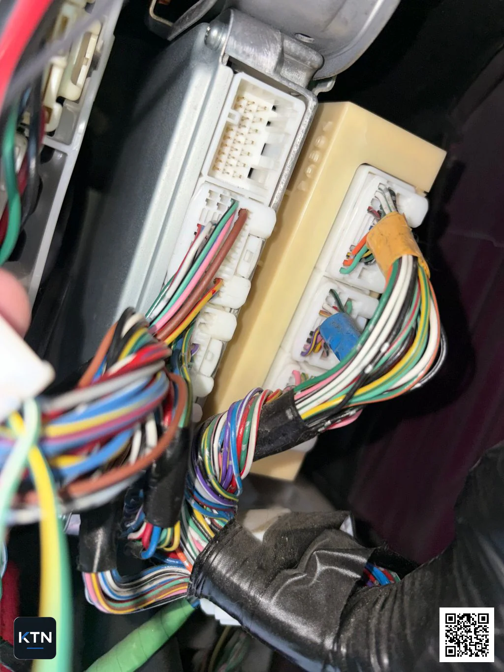 Engine ECU Connector D unter dem Armaturenbrett auf der Beifahrerseite eines Toyota Land Cruiser 120