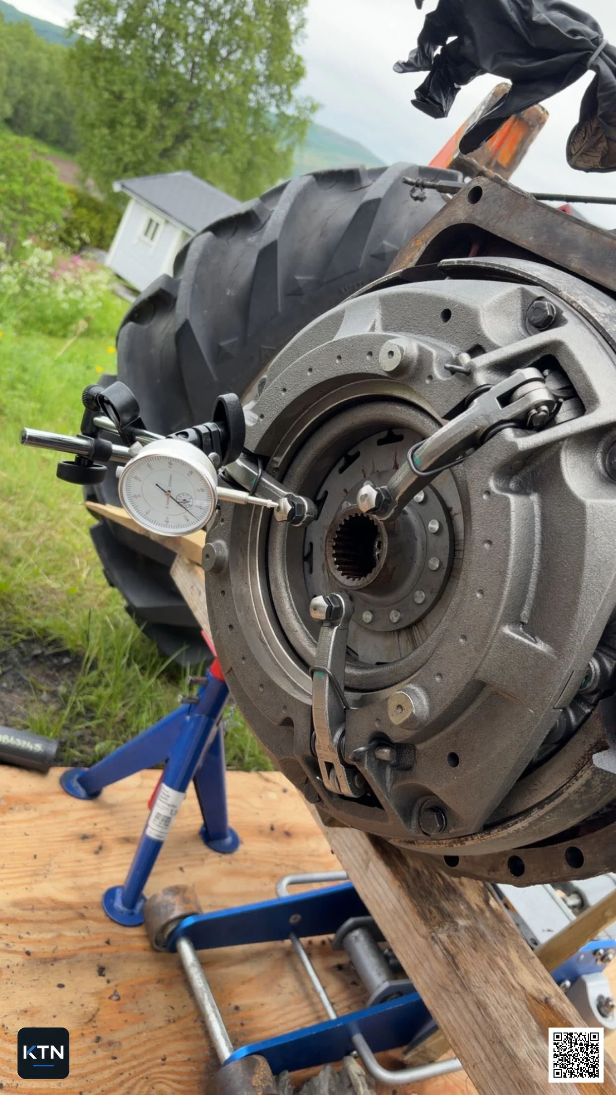 Comparateur à cadran avec base magnétique monté sur le tracteur, pointe contre la vis de réglage de l'un des doigts d'embrayage.