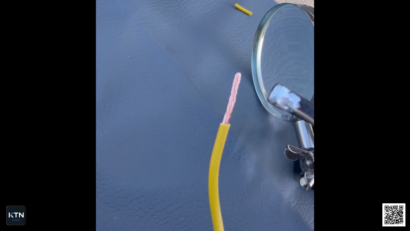 Extrémité dénudée d’un câble jaune prête à être préétamée avant le soudage d’une épissure de câbles